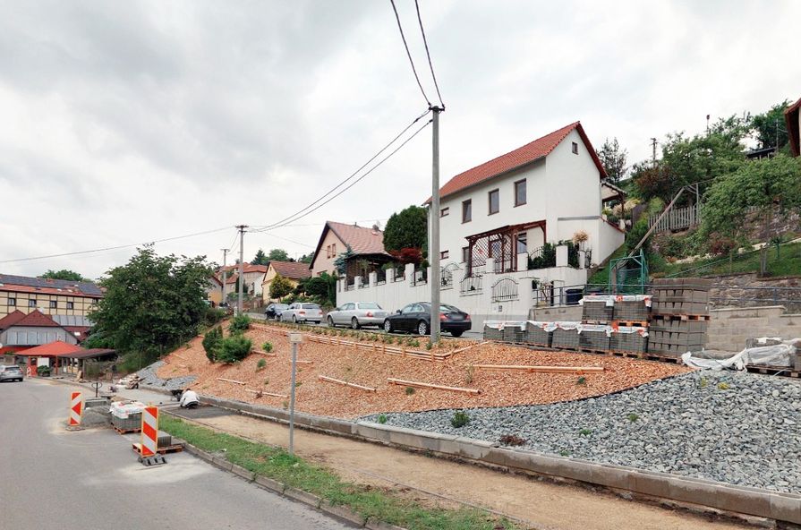 Hang an der Straße mit Mulch